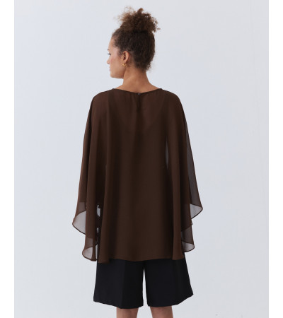 CAPA SEMITRANSPARENTE CON CAÍDA ASIMÉTRICA | MULAYA