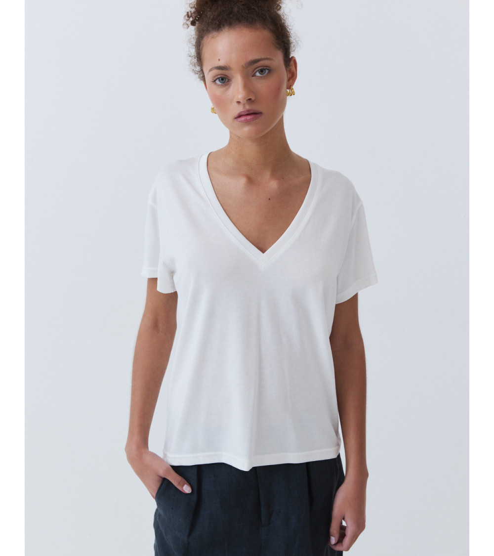 CAMISETA DE MANGA CORTA CON CUELLO PICO | MULAYA