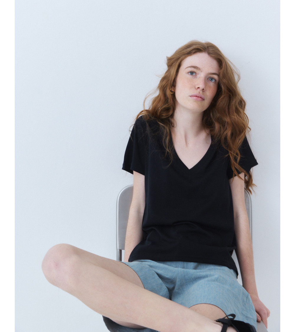 CAMISETA DE MANGA CORTA CON CUELLO PICO | MULAYA