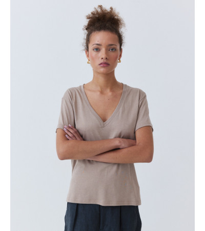 CAMISETA DE MANGA CORTA CON CUELLO PICO | MULAYA