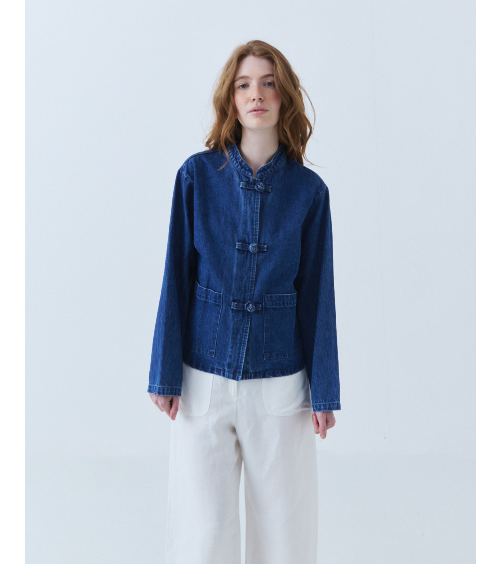 CHAQUETA DENIM CON CUELLO MAO Y CIERRE ORIENTAL | MULAYA