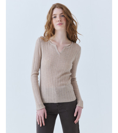 CAMISETA DE PUNTO CON ESCOTE EN V ACANALADA | MULAYA