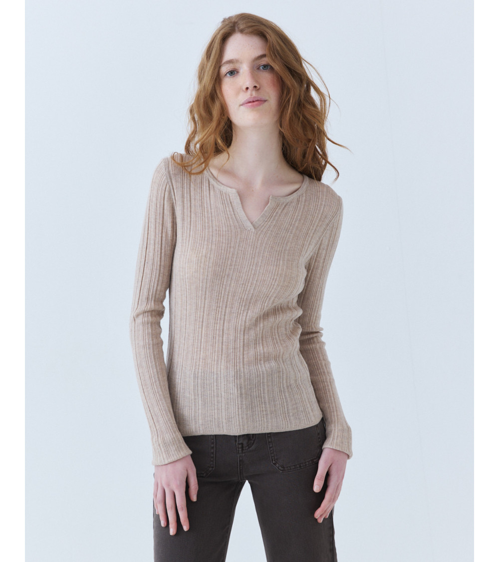 CAMISETA DE PUNTO CON ESCOTE EN V ACANALADA | MULAYA