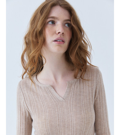 CAMISETA DE PUNTO CON ESCOTE EN V ACANALADA | MULAYA