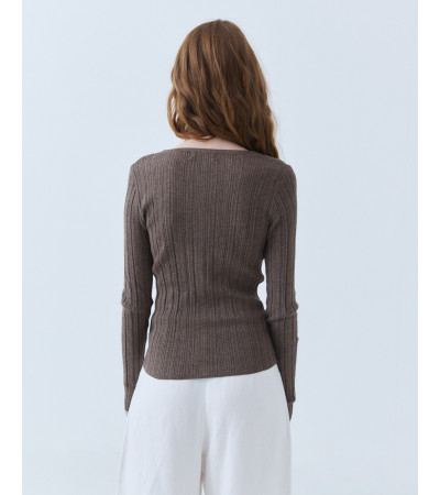 CAMISETA DE PUNTO CON ESCOTE EN V ACANALADA | MULAYA