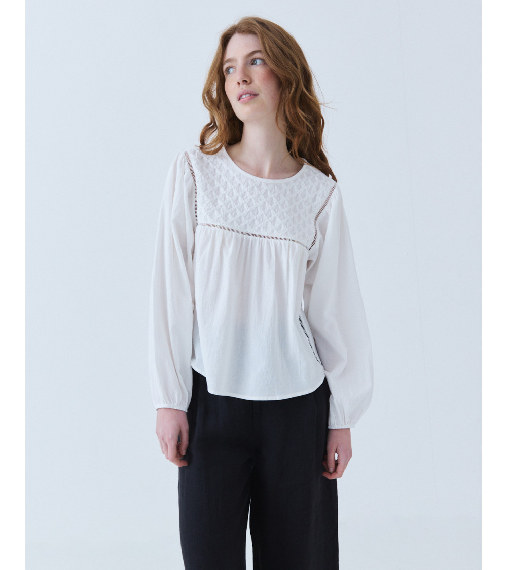 BLUSA DE ALGODÓN CON DETALLES BORDADOS EN PECHERA | MULAYA