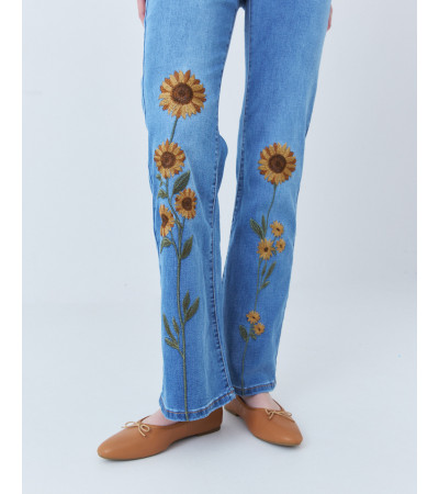 : JEANS FLARE CON BORDADO DE GIRASOLES | MULAYA