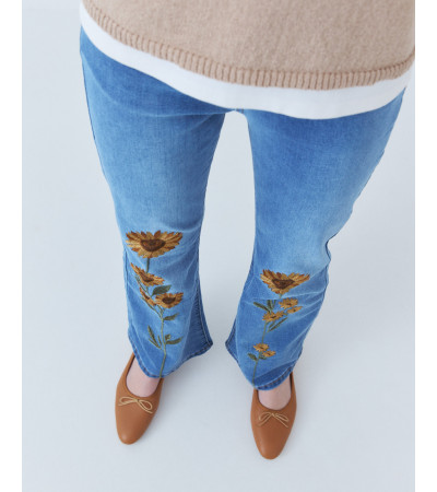 : JEANS FLARE CON BORDADO DE GIRASOLES | MULAYA