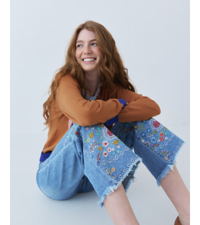 JEANS CROPPED CON BORDADO DE FLORES | MULAYA