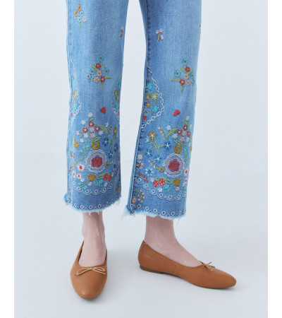 JEANS CROPPED CON BORDADO DE FLORES | MULAYA