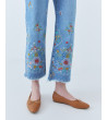 JEANS CROPPED CON BORDADO DE FLORES | MULAYA