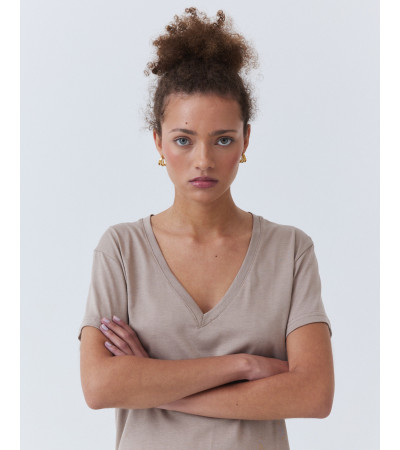 CAMISETA DE MANGA CORTA CON CUELLO PICO | MULAYA