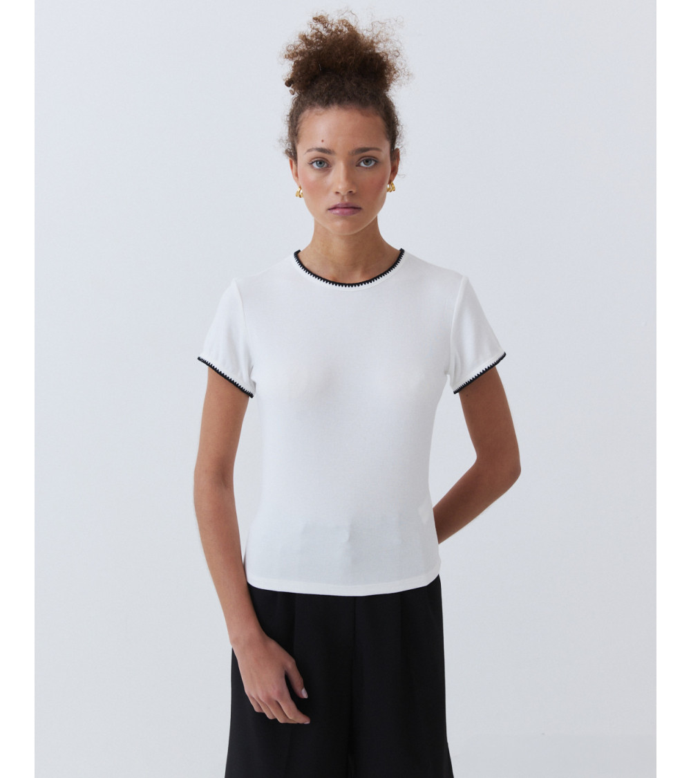 CAMISETA MANGA CORTA DETALLES CONTRASTE | MULAYA