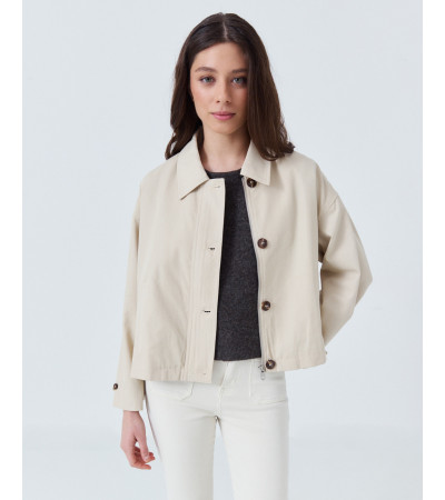 Trench Corto con Cuello Solapa y Charreteras | MULAYA