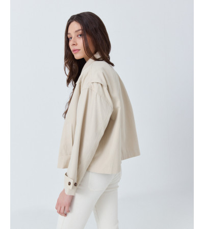 Trench Corto con Cuello Solapa y Charreteras | MULAYA