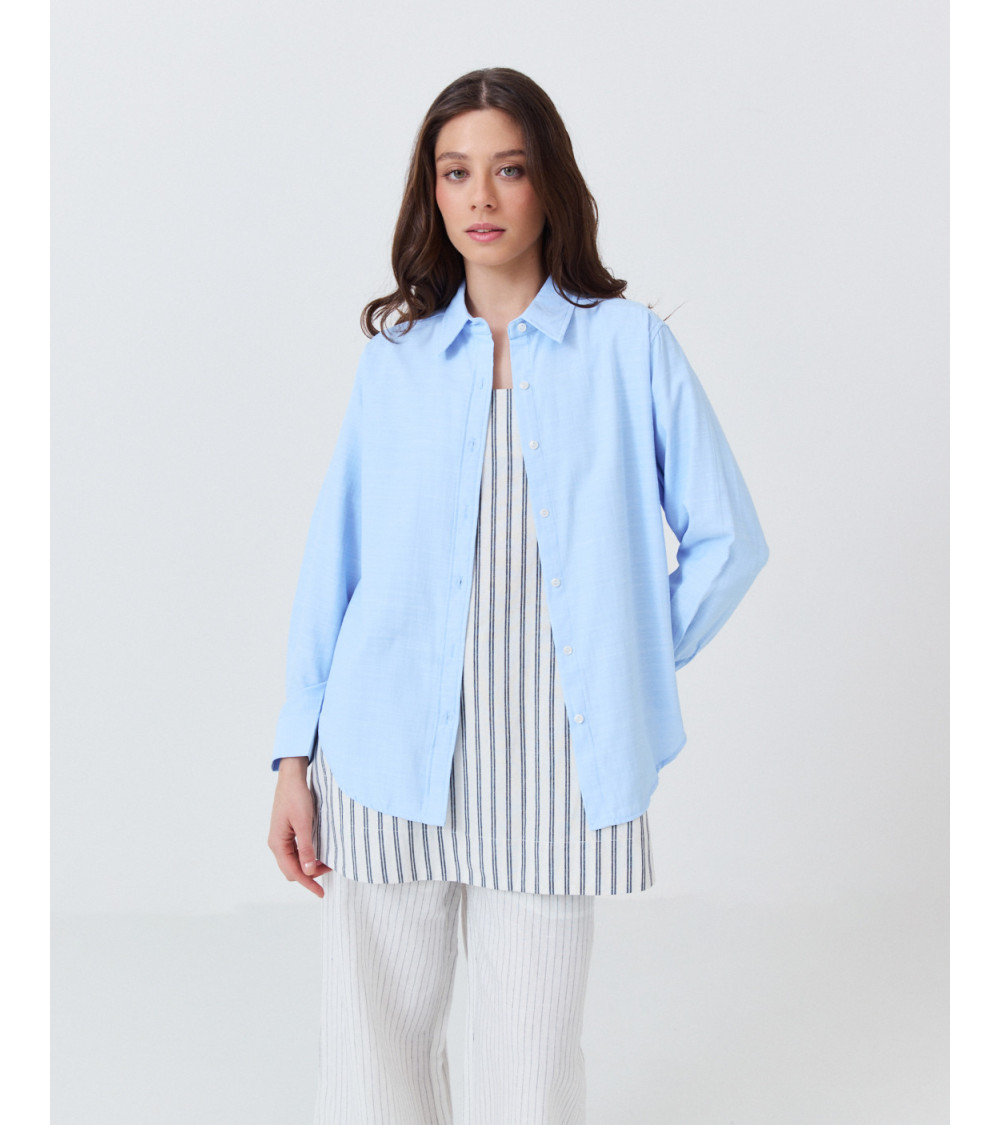 CAMISA BÁSICA CON CUELLO SOLAPA Y BOTONES | MULAYA