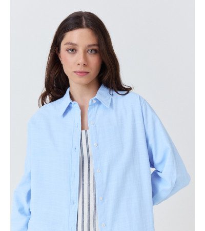 CAMISA BÁSICA CON CUELLO SOLAPA Y BOTONES | MULAYA