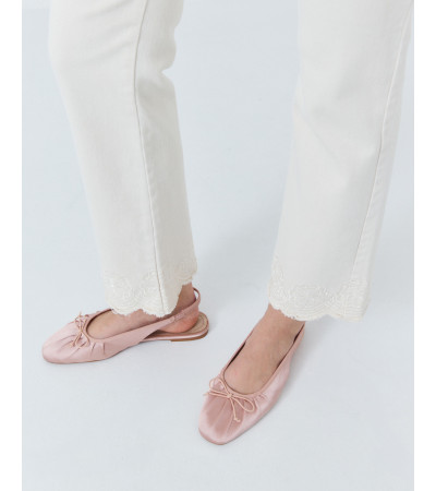 JEANS CON BOLSILLOS DE PARCHE Y BAJO BORDADO | MULAYA