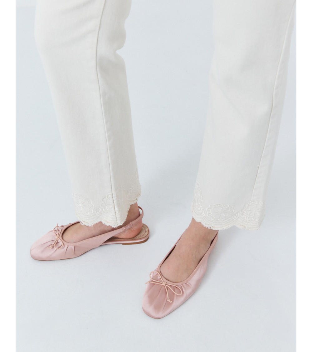 JEANS CON BOLSILLOS DE PARCHE Y BAJO BORDADO | MULAYA