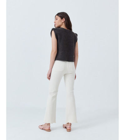 JEANS CON BOLSILLOS DE PARCHE Y BAJO BORDADO | MULAYA