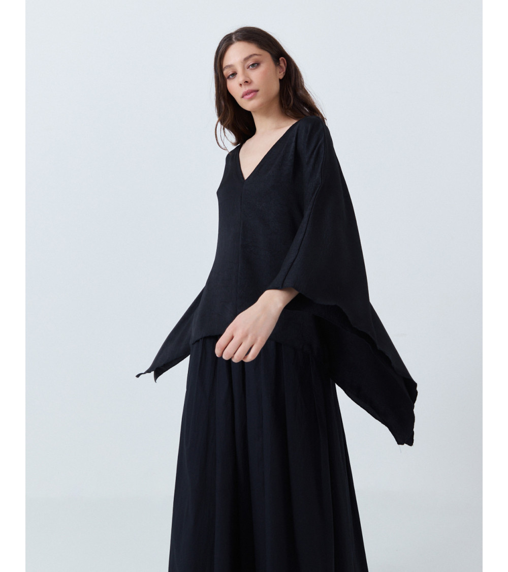 CAPA DE SATÉN CON CUELLO EN V FLUIDA | MULAYA