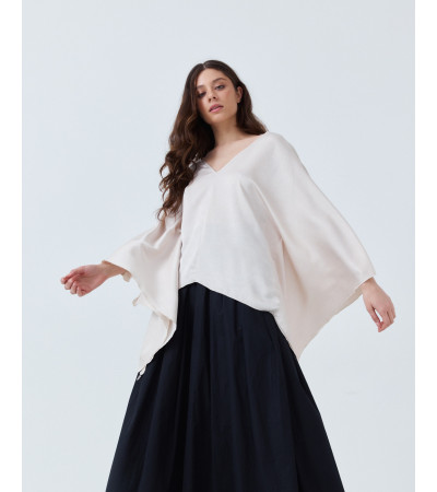 CAPA DE SATÉN CON CUELLO EN V FLUIDA | MULAYA