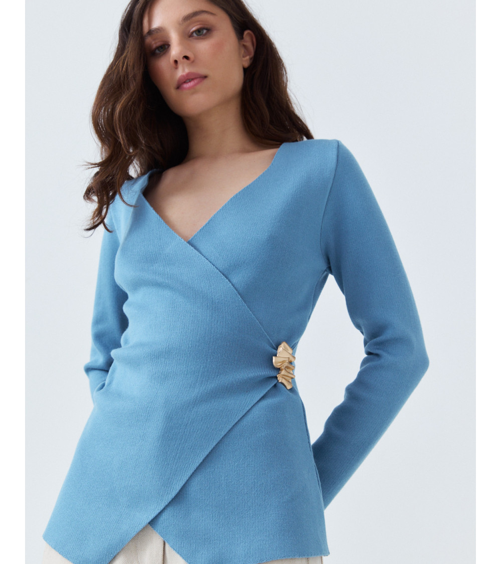 TOP DE PUNTO CRUZADO CON BROCHE JOYA | MULAYA