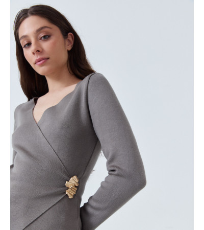 TOP DE PUNTO CRUZADO CON BROCHE JOYA | MULAYA