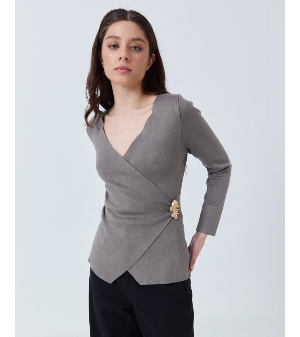 TOP DE PUNTO CRUZADO CON BROCHE JOYA | MULAYA