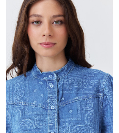 CAMISA DENIM CON CUELLO MAO Y ESTAMPADO PAISLEY | MULAYA