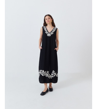 VESTIDO MIDI NEGRO CON BORDADOS FLORALES | MULAYA