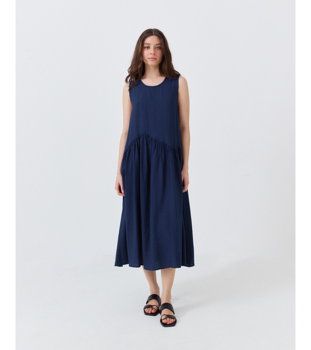 VESTIDO MIDI FLUIDO SIN MANGAS CON CINTURA ASIMÉTRICA | MULAYA