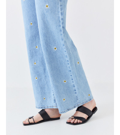 JEANS RECTOS CON BORDADOS DE MARGARITAS | MULAYA