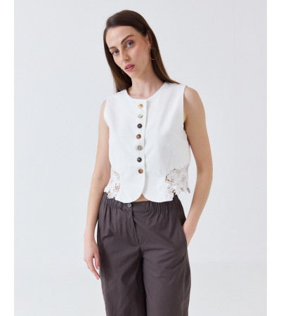 CHALECO CON DETALLE DE ENCAJE Y BOTONES VARIOS | MULAYA