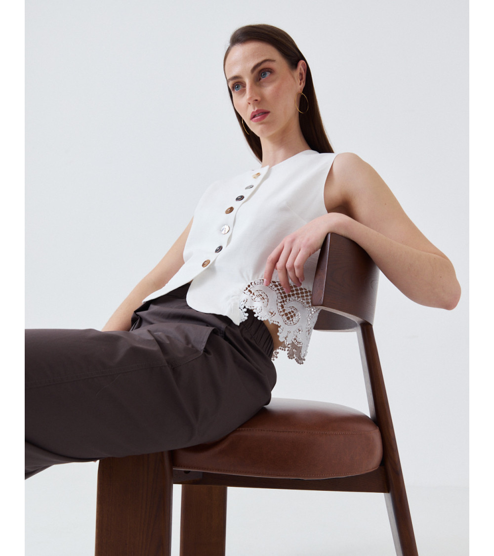 CHALECO CON DETALLE DE ENCAJE Y BOTONES VARIOS | MULAYA