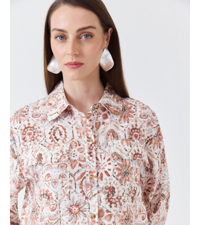 CAMISA ESTAMPADA CON BOLSILLOS CARGO Y CUELLO SOLAPA | MULAYA