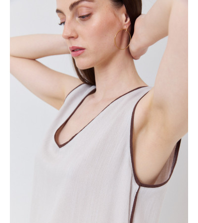 BLUSA FLUIDA CUELLO PICO CON VIVOS A CONTRASTE | MULAYA