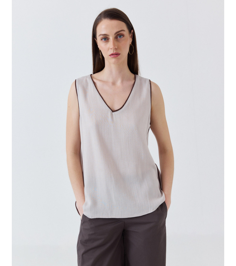 BLUSA FLUIDA CUELLO PICO CON VIVOS A CONTRASTE | MULAYA