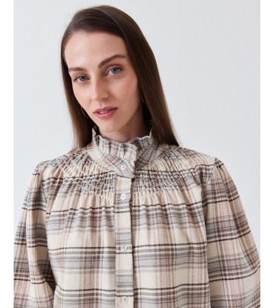 CAMISA DE CUELLO ALTO CON VOLANTES Y FRUNCIDO | MULAYA