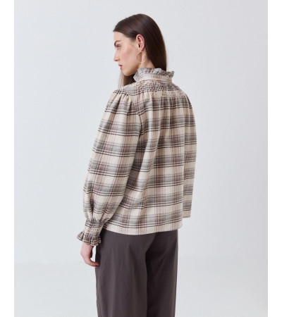 CAMISA DE CUELLO ALTO CON VOLANTES Y FRUNCIDO | MULAYA