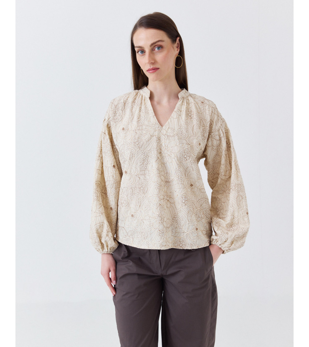 BLUSA CON BORDADOS DE FLOR Y DETALLES DE BRILLOS | MULAYA