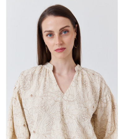 BLUSA CON BORDADOS DE FLOR Y DETALLES DE BRILLOS | MULAYA