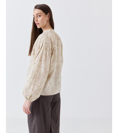 BLUSA CON BORDADOS DE FLOR Y DETALLES DE BRILLOS | MULAYA