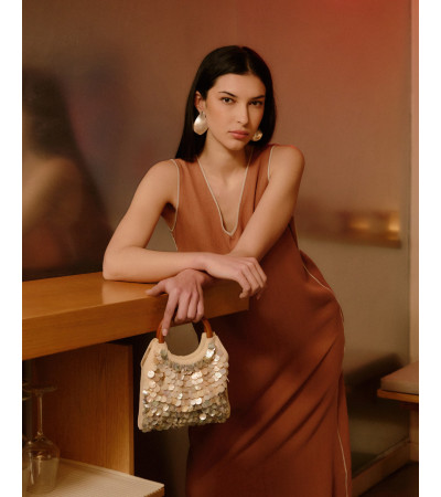 BOLSO DE MANO CON DETALLES DE NÁCAR Y ASA DE MADERA | MULAYA
