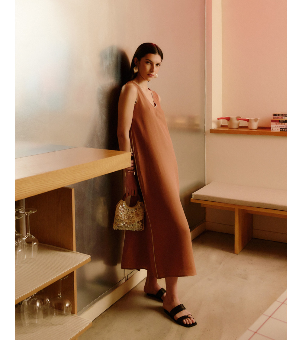 VESTIDO LARGO FLUIDO CUELLO PICO | MULAYA