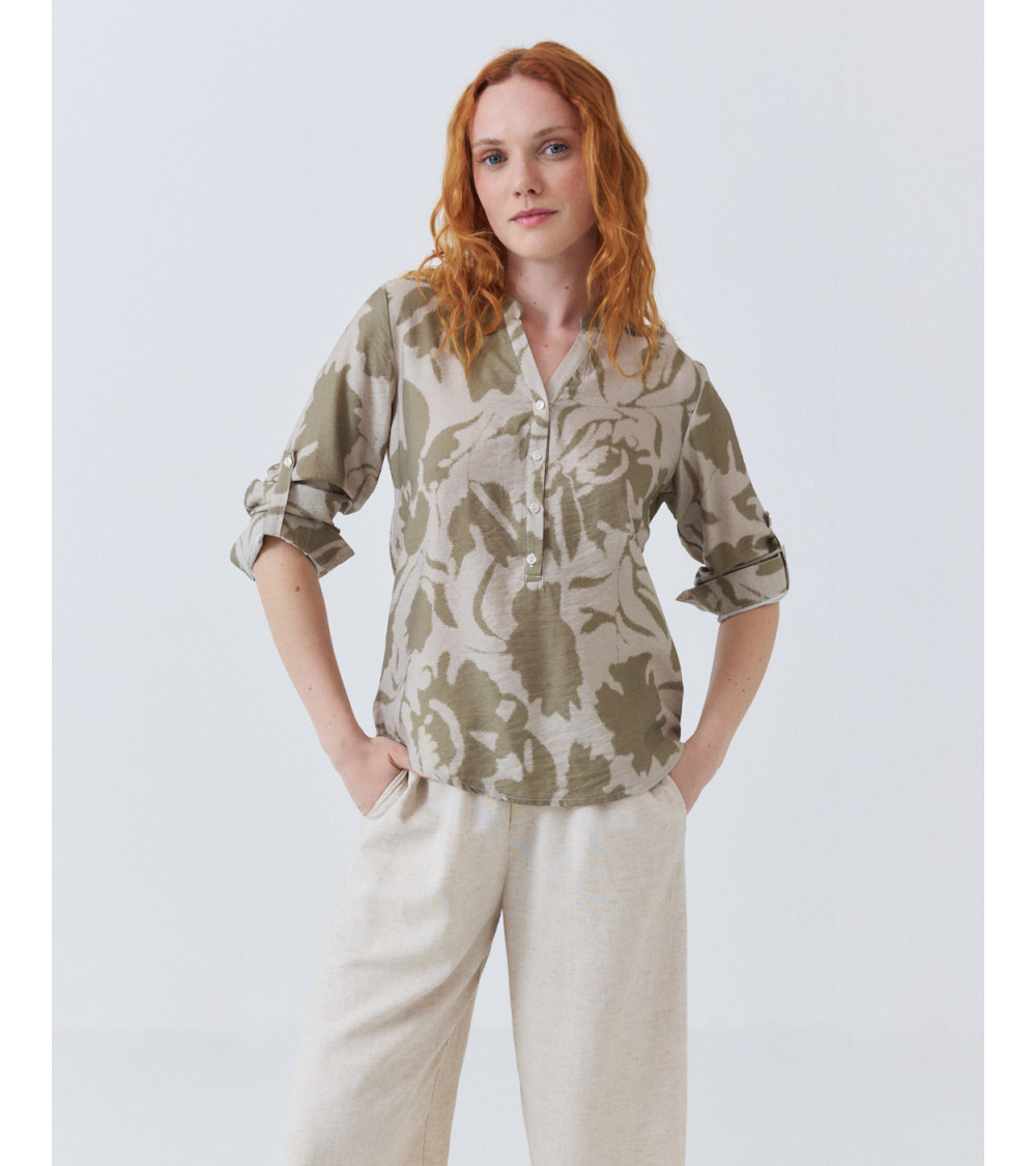 BLUSA ESTAMPADA CON CUELLO MAO Y TRABILLAS | MULAYA