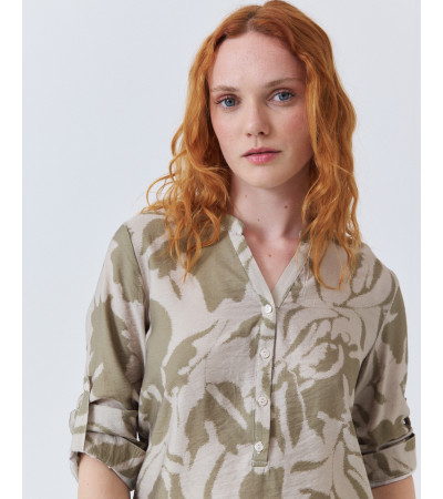 BLUSA ESTAMPADA CON CUELLO MAO Y TRABILLAS | MULAYA