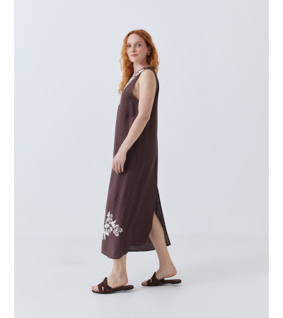 VESTIDO MIDI NEGRO CON BORDADOS FLORALES | MULAYA