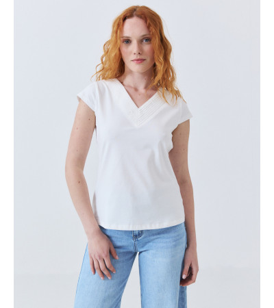 Camiseta de Cuello V con Detalle de Pliegues | MULAYA