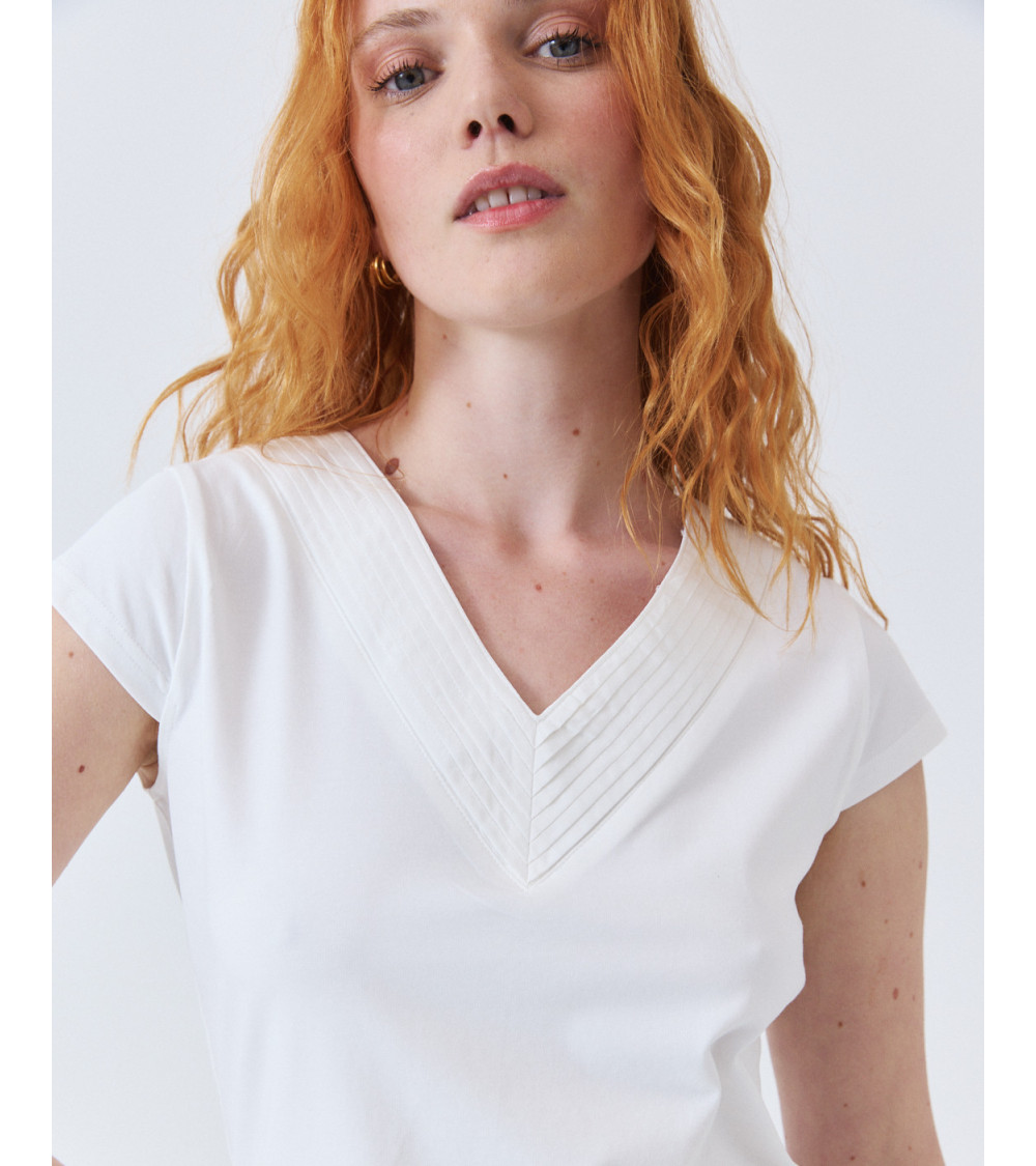 Camiseta de Cuello V con Detalle de Pliegues | MULAYA